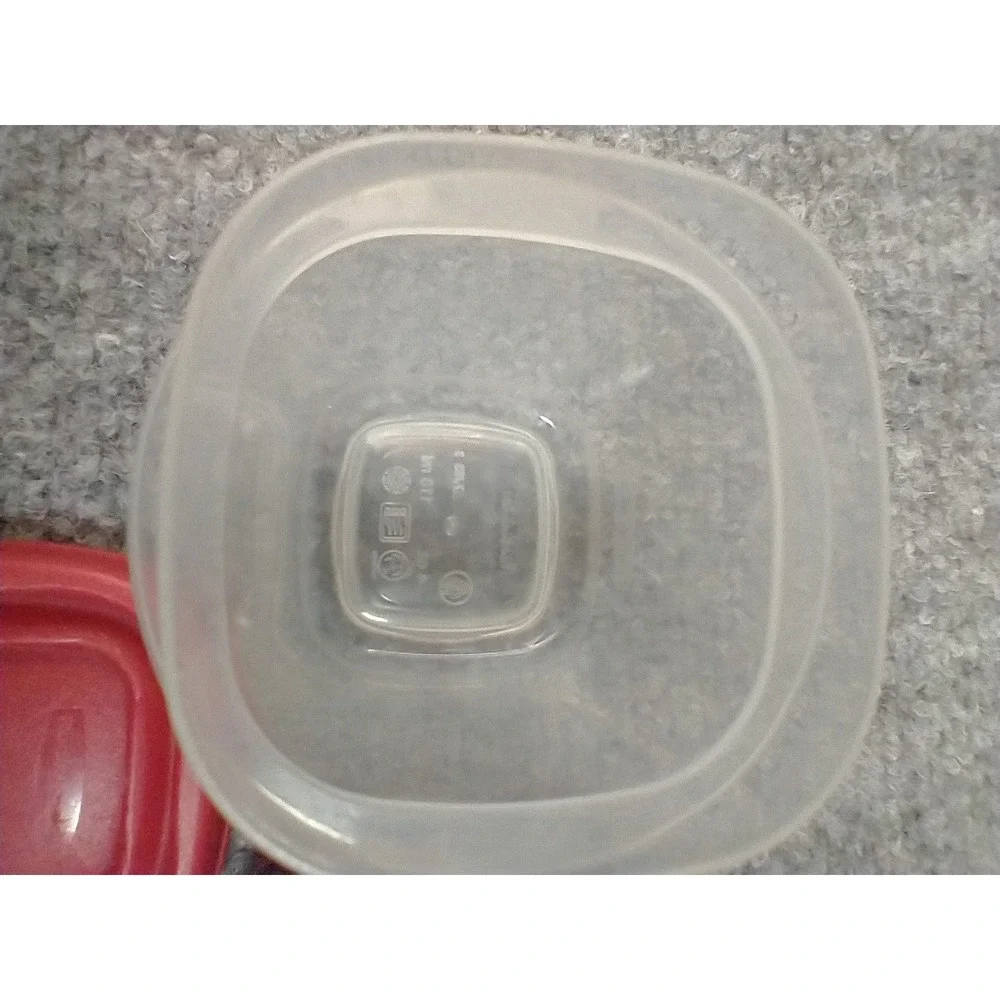 Rubbermaid Easy Find 4oz Small Food Storage Container with Red and Purple Lids‎